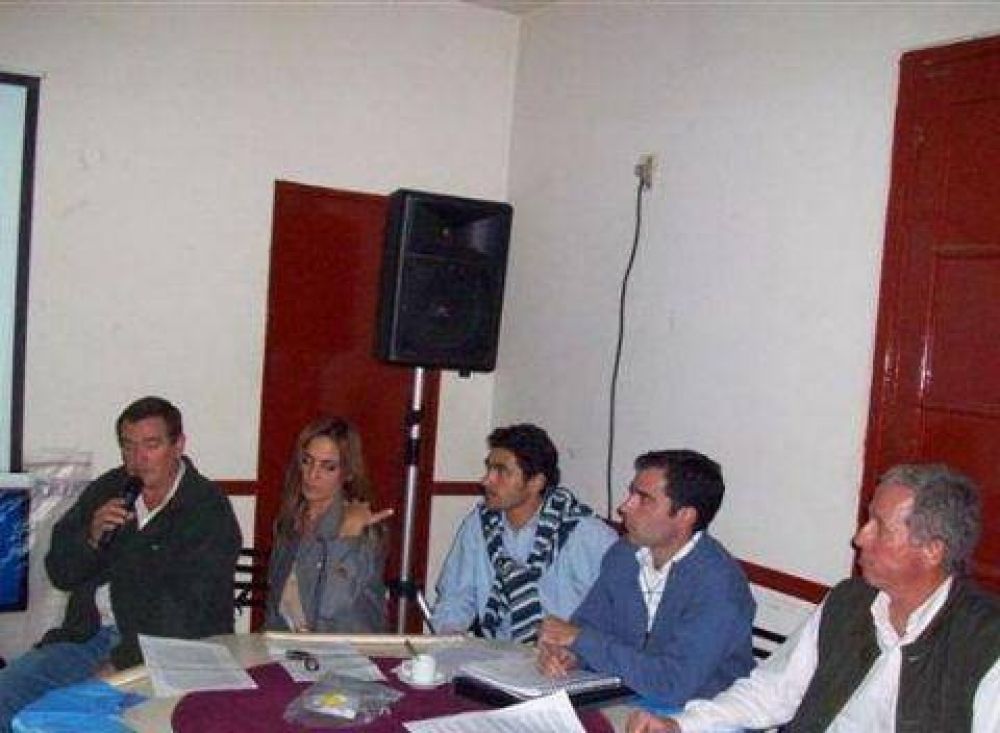 Unas cien personas estuvieron en Sports Nutrida y participativa reuni�n de Di�logo Pergaminense-Uni�n-Pro Peronista