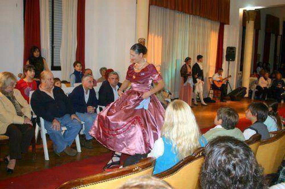  	 Desfile de trajes de �poca Presentaci�n de Llai�-co en el Sal�n Blanco