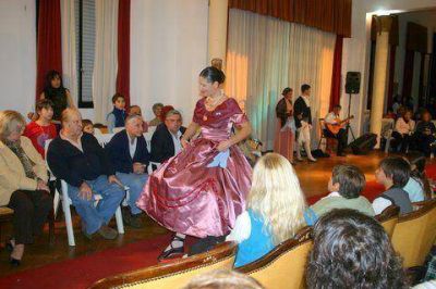  	 Desfile de trajes de �poca Presentaci�n de Llai�-co en el Sal�n Blanco