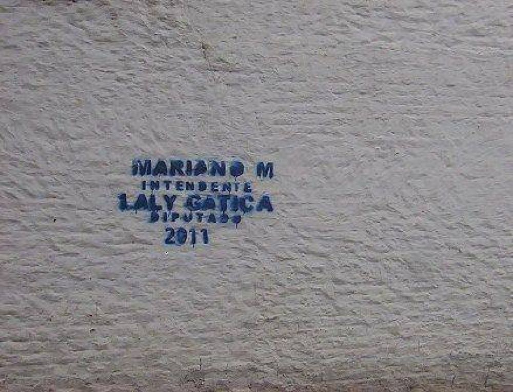 LA CIUDAD AMANECIO CON CURIOSAS PINTADAS
