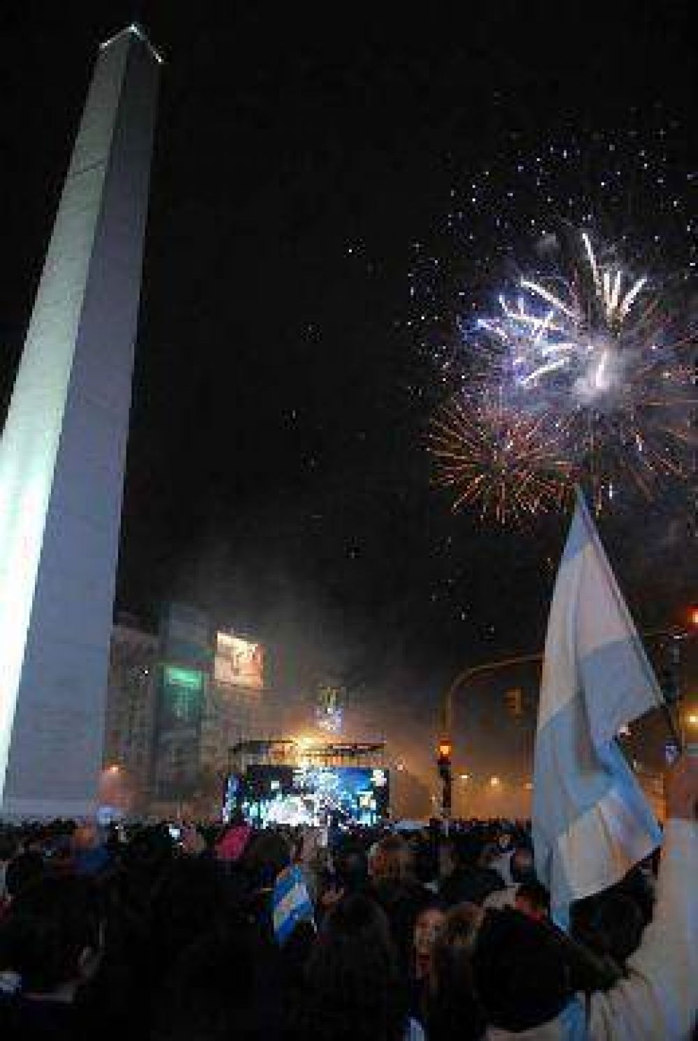 Una multitud recibi� el 25 de Mayo cantando el Himno