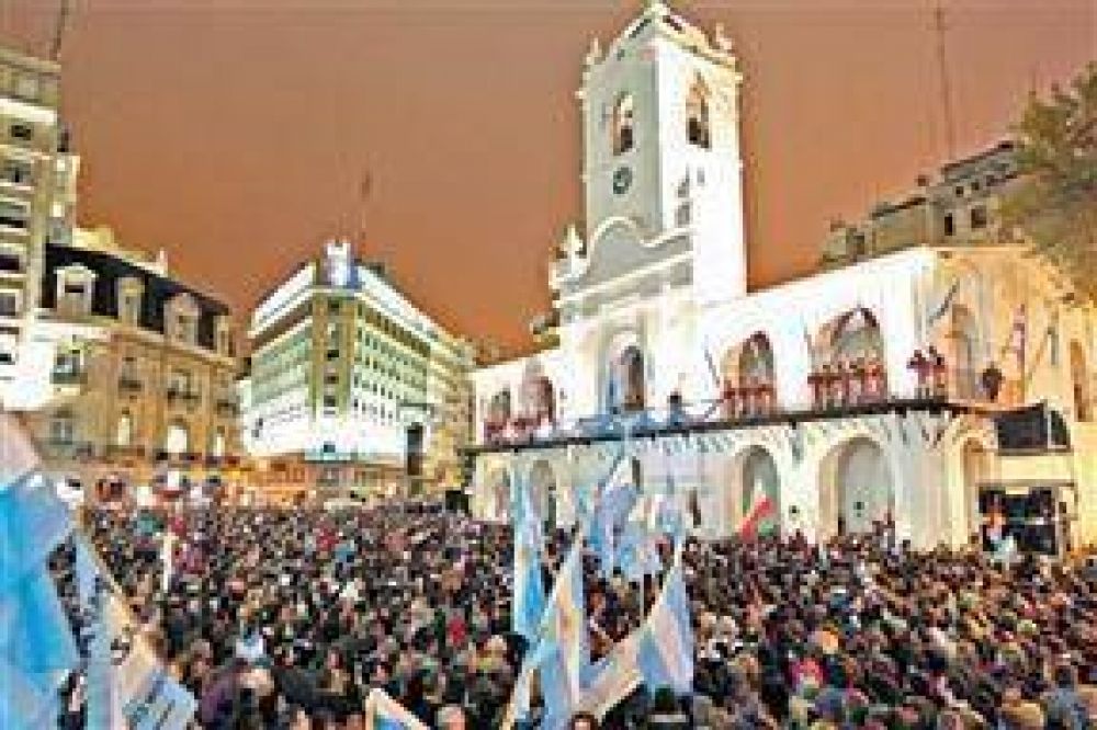 En el Cabildo se recibi� el 25 de Mayo con el Himno Nacional
