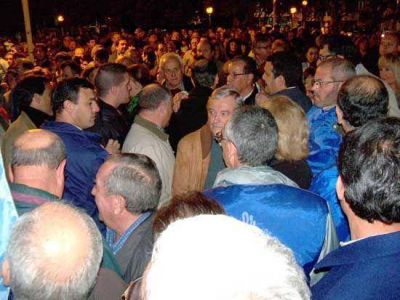M�s de mil personas cantaron el himno en la plaza central