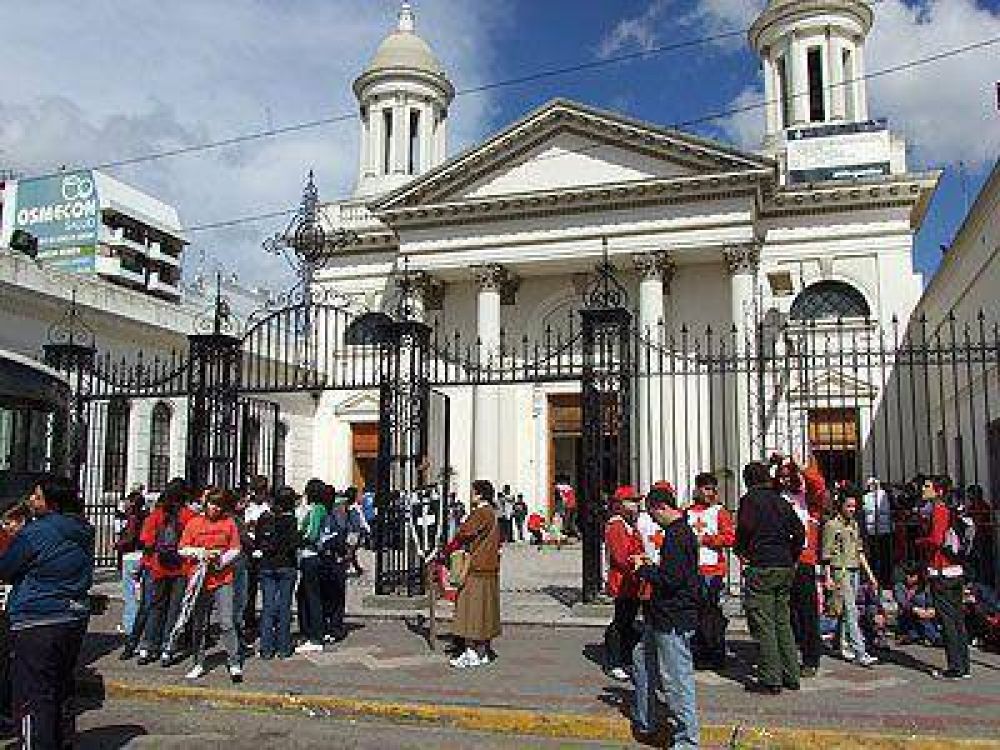 LA IGLESIA FESTEJA Realizan un Ted�um por el Bicentenario en la Catedral de Lomas