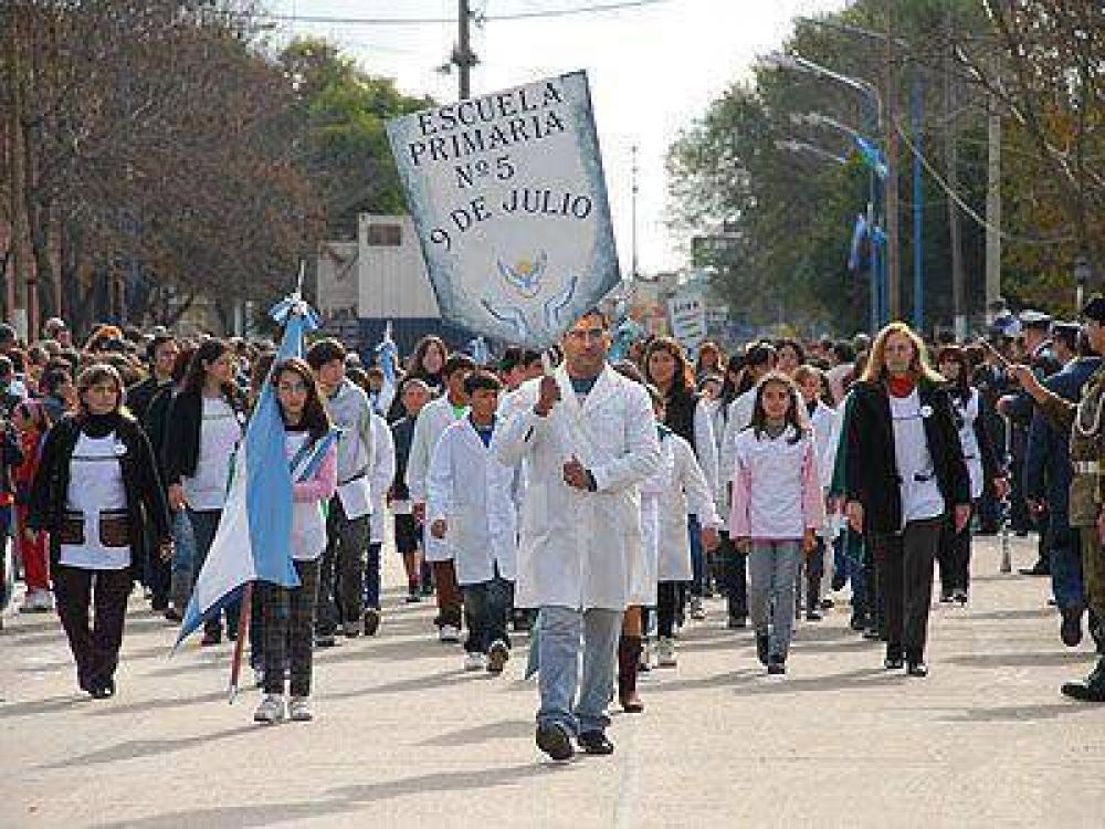 CELEBRACIONES POR LOS 200 A�OS DE LA PATRIA Desfiles, color y emoci�n en el festejo del Bicentenario en Presidente Per�n