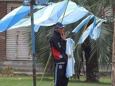 FESTEJOS PATRIOS EN V�SPERAS DEL MUNDIAL El Bicentenario y el Mundial dispararon la venta de banderas
