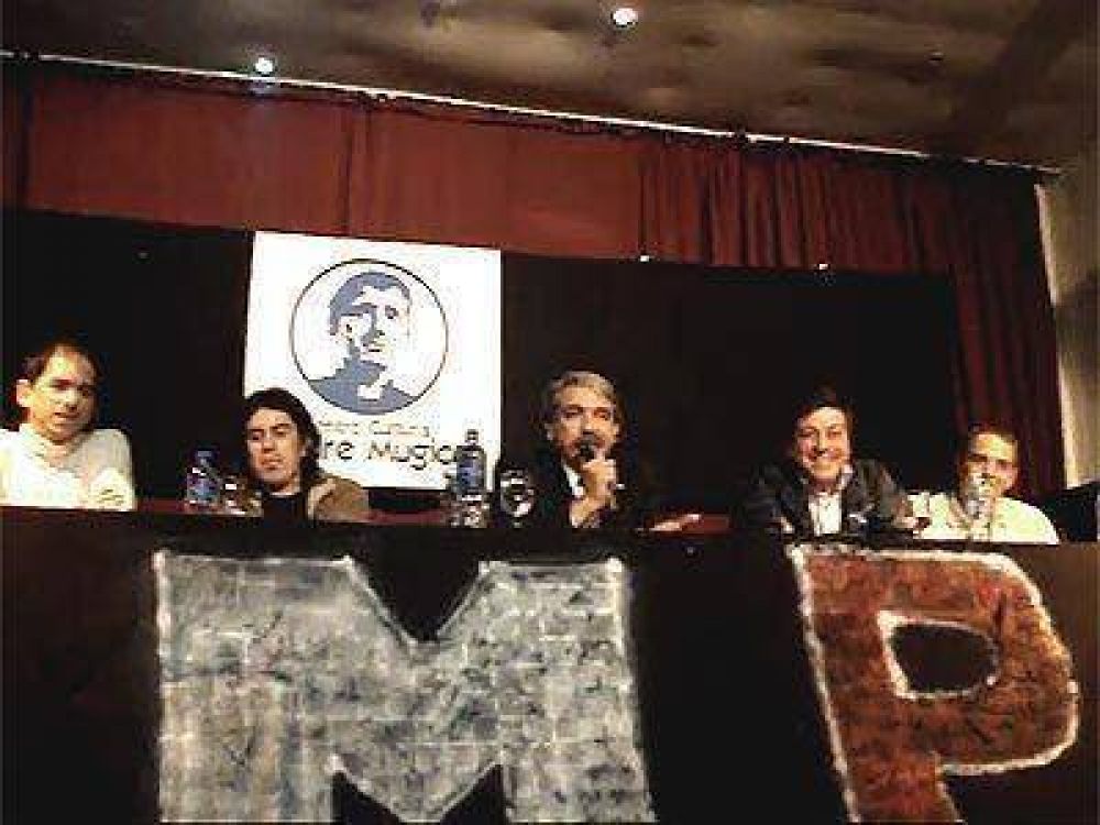 LOMAS | CENTRO CULTURAL PADRE MUGICA An�bal Fern�ndez y Mariotto encabezaron un encuentro de blogueros en Banfield