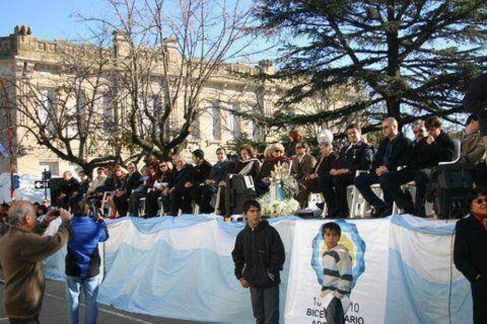 Dos siglos de historia Desfile comunitario por calle Buenos Aires