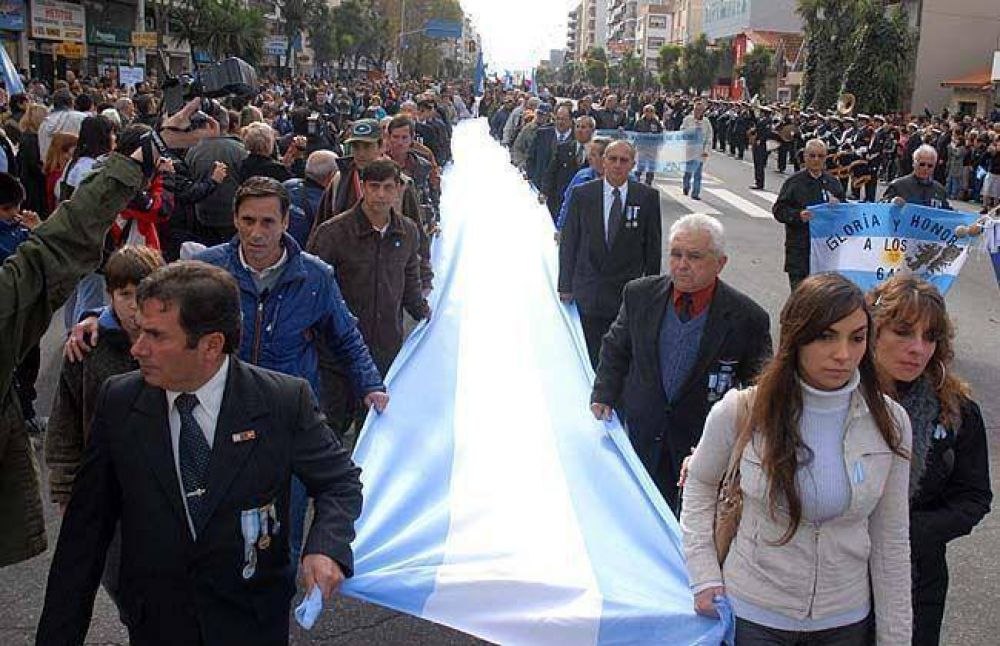 Miles de marplatenses se dieron cita en el desfile por el Bicentenario