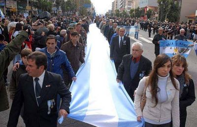 Miles de marplatenses se dieron cita en el desfile por el Bicentenario