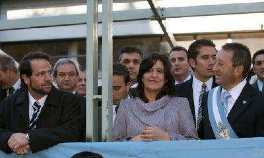Una multitud se sum� al desfile c�vico militar en la avenida Civit