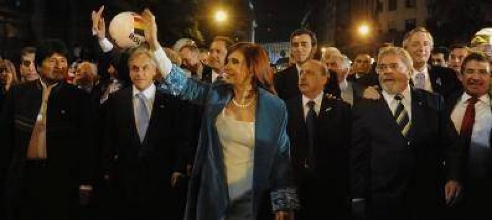 Cristina K camin� junto a sus pares, los ministros y varios gobernadores