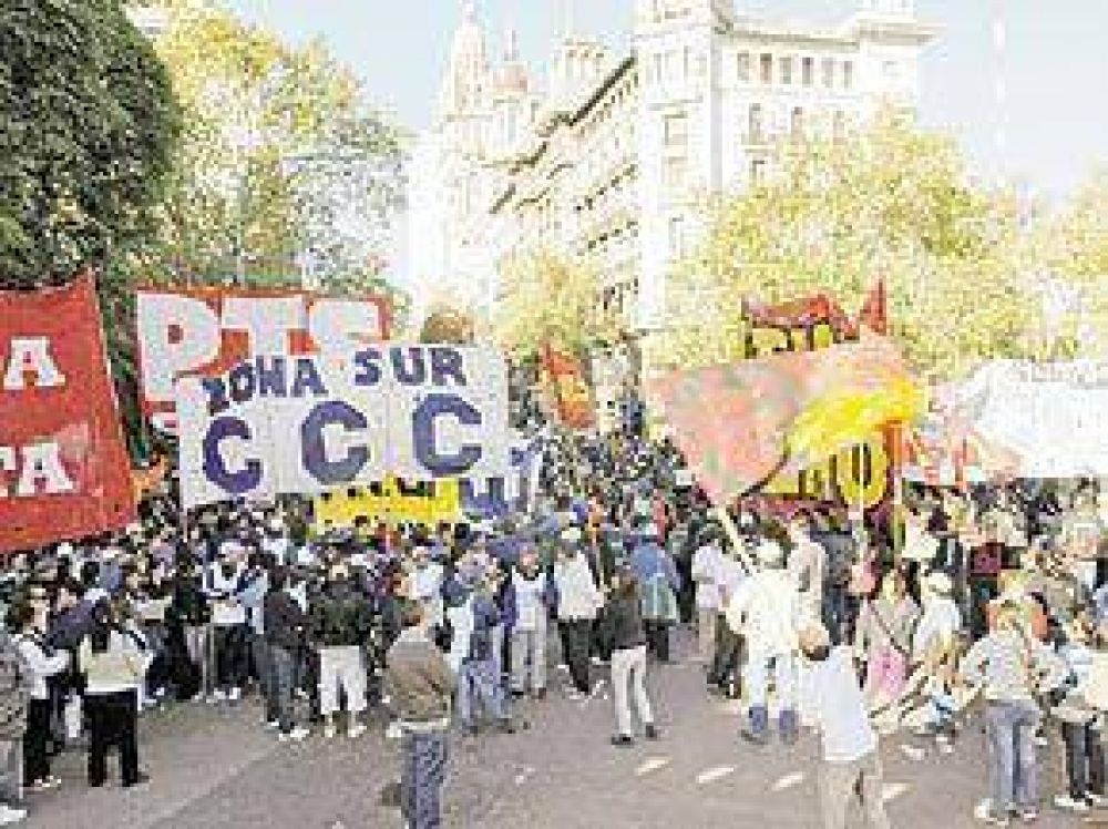 Acto propio de piqueteros anti K y grupos de izquierda