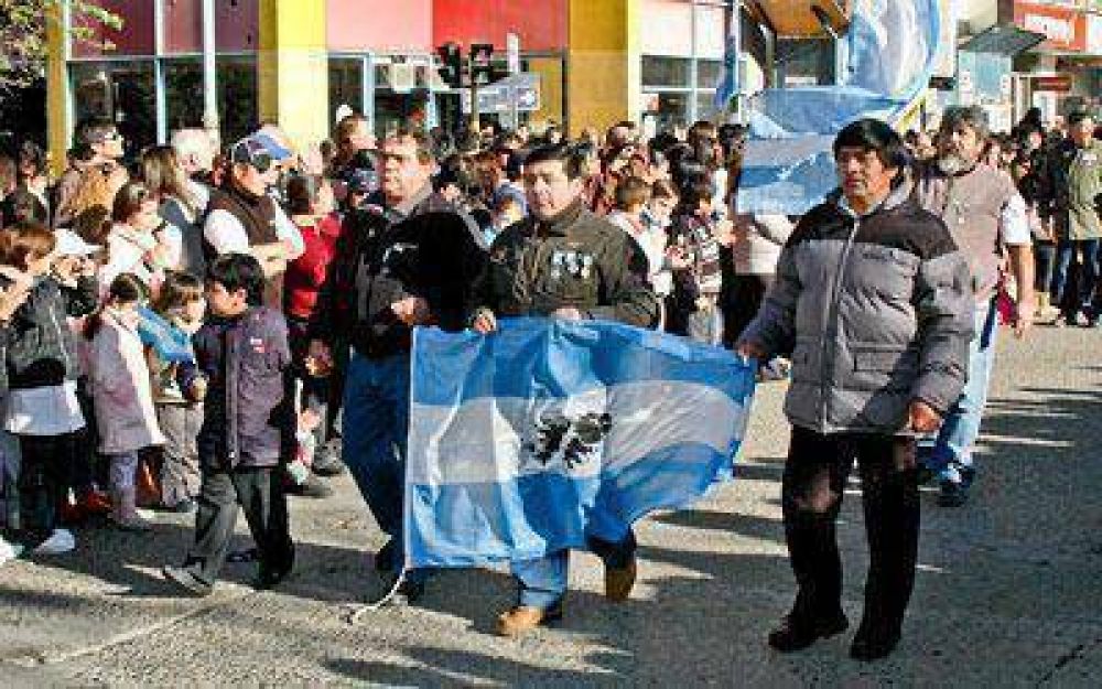 M�s de 10 mil personas en el desfile del Bicentenario