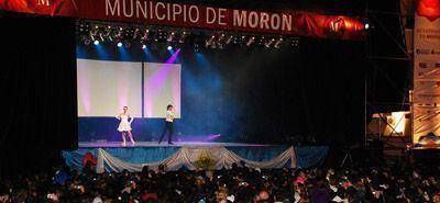 Bicentenario: 30000 vecinos vibraron en la plaza de mor�n con Maximiliano guerra.