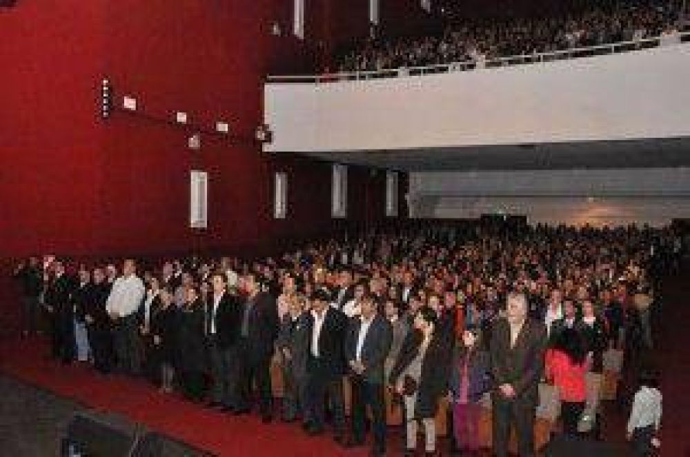 Ituzaing�:Los vecinos festejaron el Bicentenario cantando el Himno Nacional