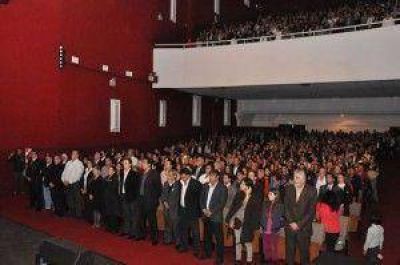 Ituzaing�:Los vecinos festejaron el Bicentenario cantando el Himno Nacional