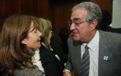 Hubo muy pocas preguntas y De Rosas respondi� con evasivas