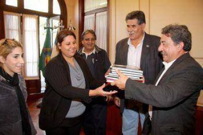 Entrega de libros de actas a cooperativas en La Matanza