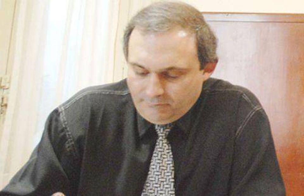 RENDICI�N DE CUENTAS DE LA GESTI�N DE ROSSO El secretario de Econom�a gast� 74.000 pesos en rem�s en un a�o
