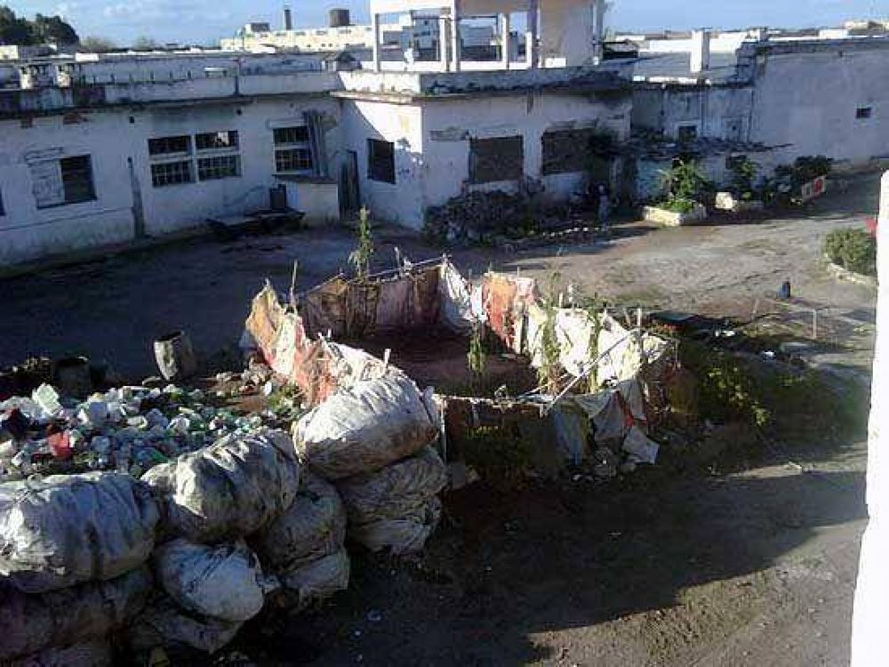 Denuncian con impactantes im�genes el estado y las condiciones de vida deplorables en la Unidad 2