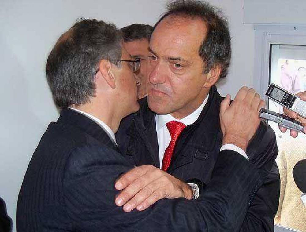 Scioli adelant� su visita, sorprendi� a todos, entreg� m�s de 1 mill�n de pesos y se fue