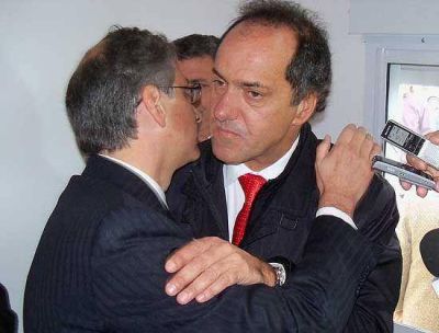 Scioli adelant� su visita, sorprendi� a todos, entreg� m�s de 1 mill�n de pesos y se fue