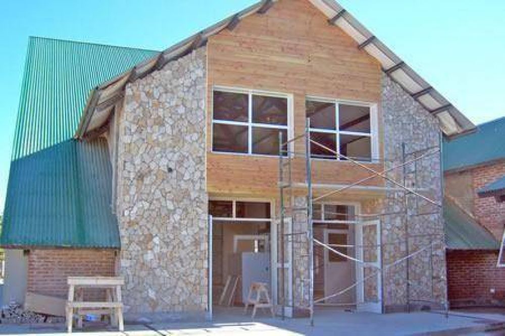 Das Neves inaugura escuela de nivel inicial en Cholila y entrega viviendas en Esquel