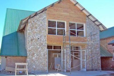 Das Neves inaugura escuela de nivel inicial en Cholila y entrega viviendas en Esquel