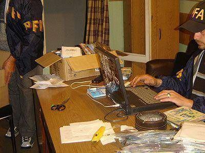 LAN�S  Secuestraron miles de discos y DVD en un centro de copiado clandestino