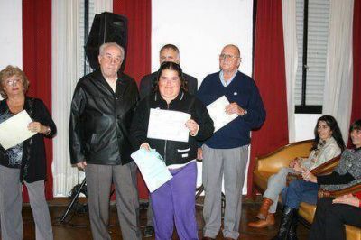 Compartiendo diplomas Emotiva entrega de certificaciones