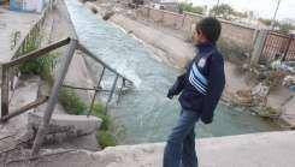 Un tramo roto y peligroso en el canal Benav�dez