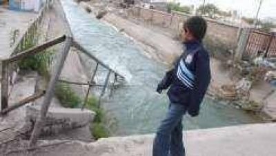 Un tramo roto y peligroso en el canal Benav�dez
