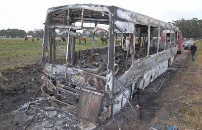 Dudas sobre el micro incendiado de la empresa 25 de Mayo
