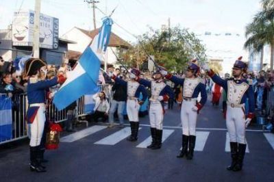 Una multitud de vecinos disfrut� del desfile del Bicentenario en Pacheco 