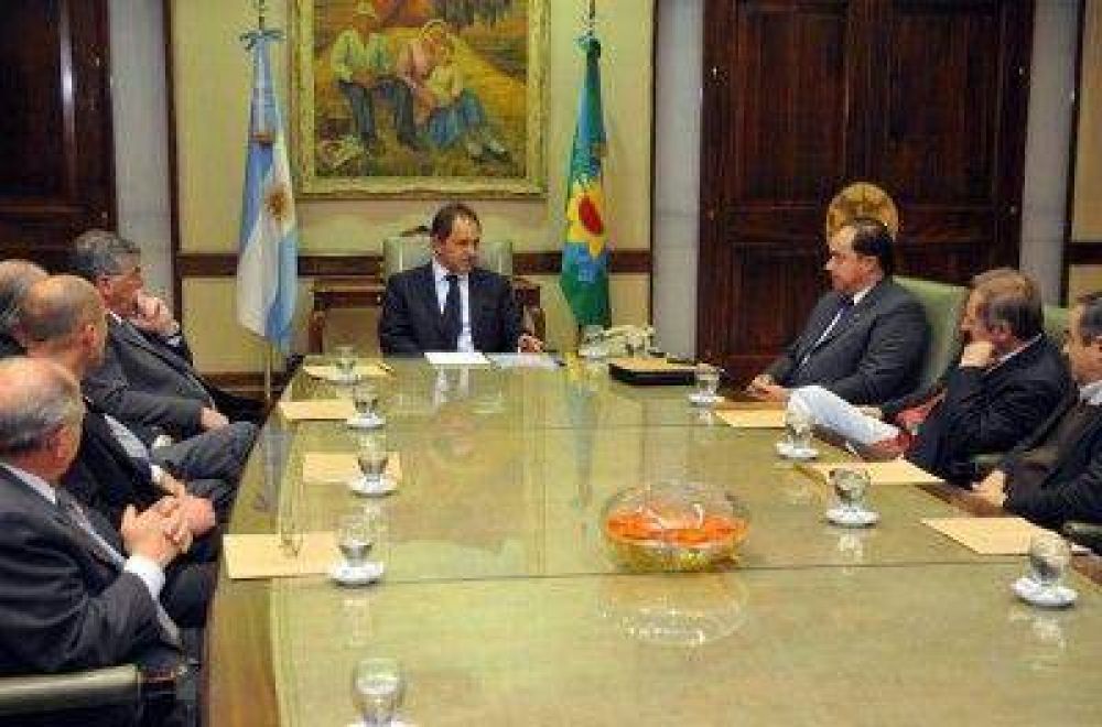 Scioli le entreg� a Carossi 500 mil pesos, para empezar a reconstruir el municipio