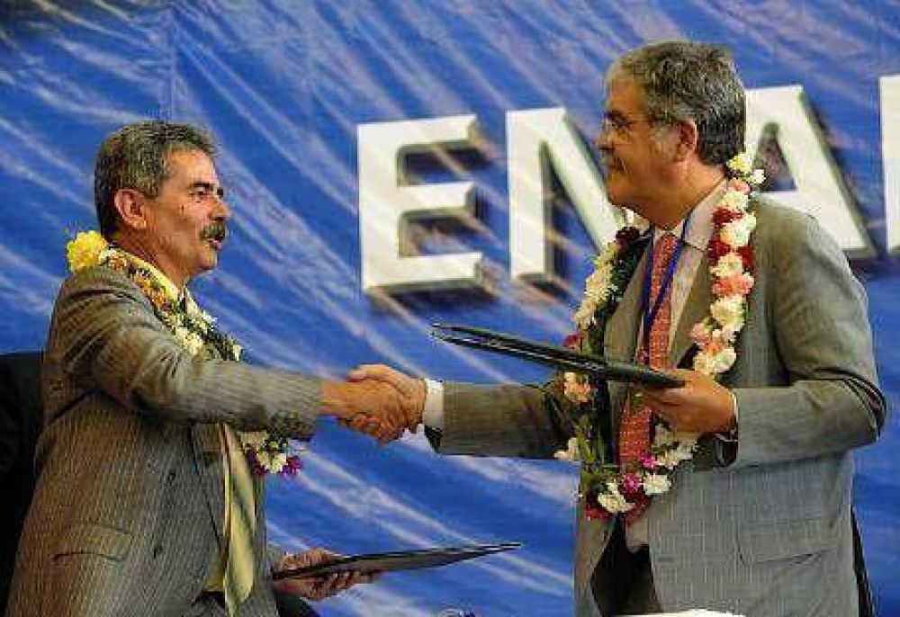 De Vido sali� a defenderse por la contrataci�n de un avi�n privado