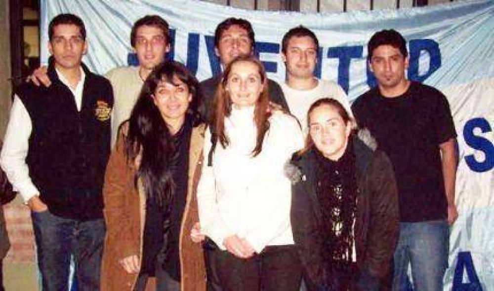 J�venes duhaldistas marplatenses en el lanzamiento realizado en el Partido de Escobar