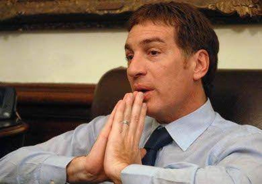 Santilli confirm� que fren� el monumento al primer presidente turco