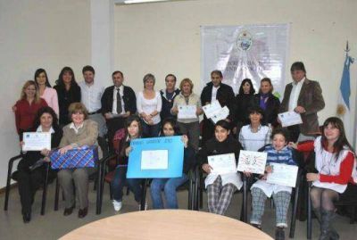 Entregaron los premios a estudiantes por la campa�a municipal por el cese tab�quico