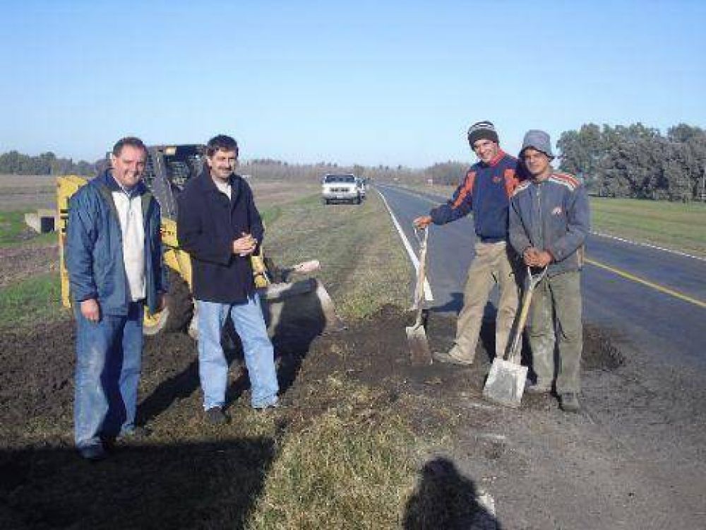  	 Une Areco con San Andr�s de Giles El senador Antedom�nico brind� apoyo para la reparaci�n de baches de la Ruta 41 