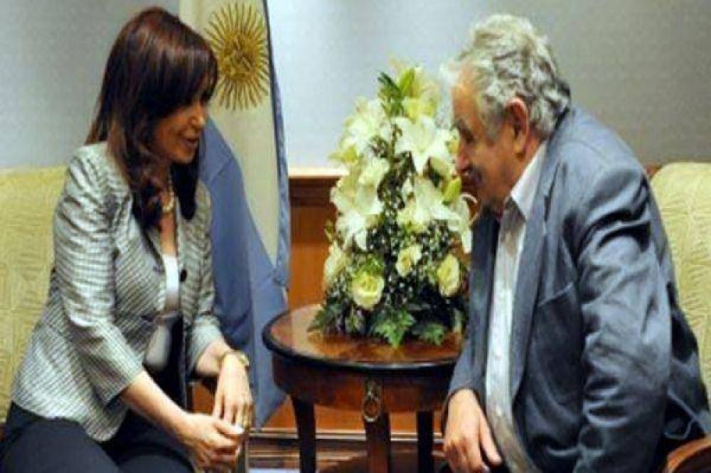 Cristina y Mujica se reunir�n hoy en Uruguay
