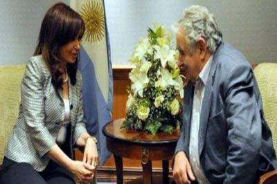 Cristina y Mujica se reunir�n hoy en Uruguay