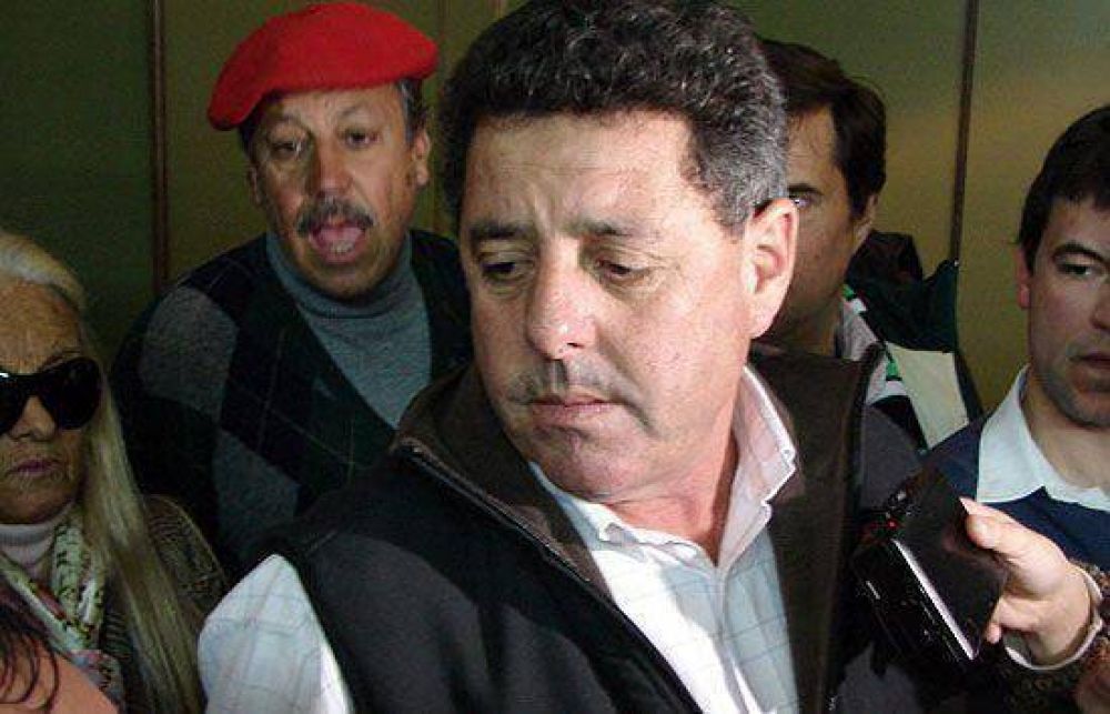 Gremialistas recibieron con huevazos a De Angeli en Azul