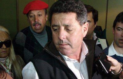 Gremialistas recibieron con huevazos a De Angeli en Azul