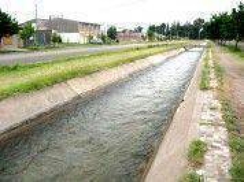Para limpieza Comenz� la corta anual de agua en canales