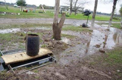 UNA P�RDIDA DE AGUA CAUSA PROBLEMAS A LOS VECINOS En Villa de Parque, una calle se convirti� en un r�o