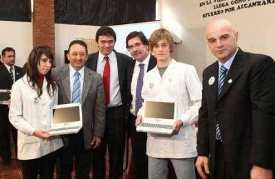 Jaque y el ministro de Educaci�n nacional entregaron netbooks en escuelas de San Rafael