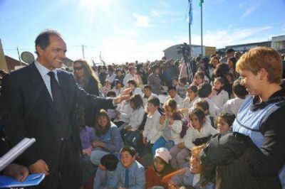 Scioli: �No hay peor desigualdad cuando unos chicos pueden acceder a la educaci�n y otros no�