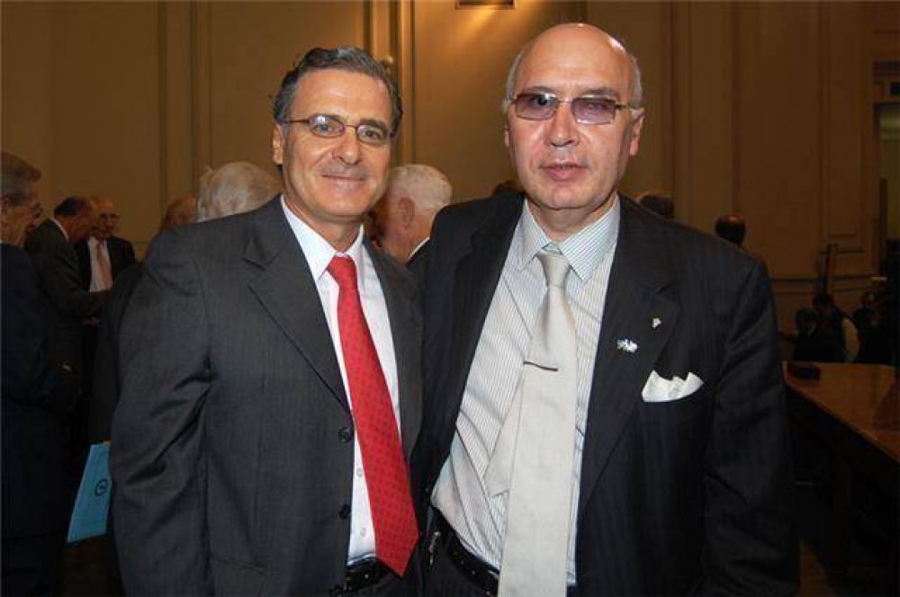 Gorosito asisti� a la distinci�n del doctor Eduardo De Santib��ez como Maestro de la Medicina